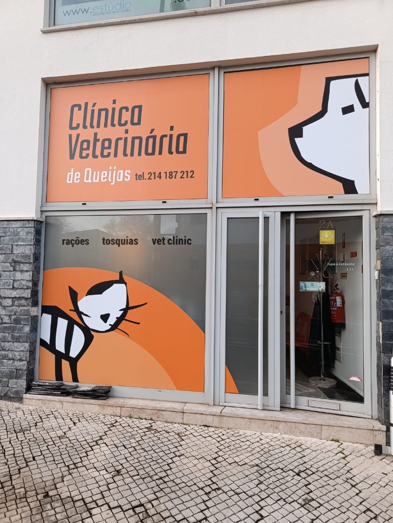 Comunicação exterior e montra Clínica Veterinária de Queijas