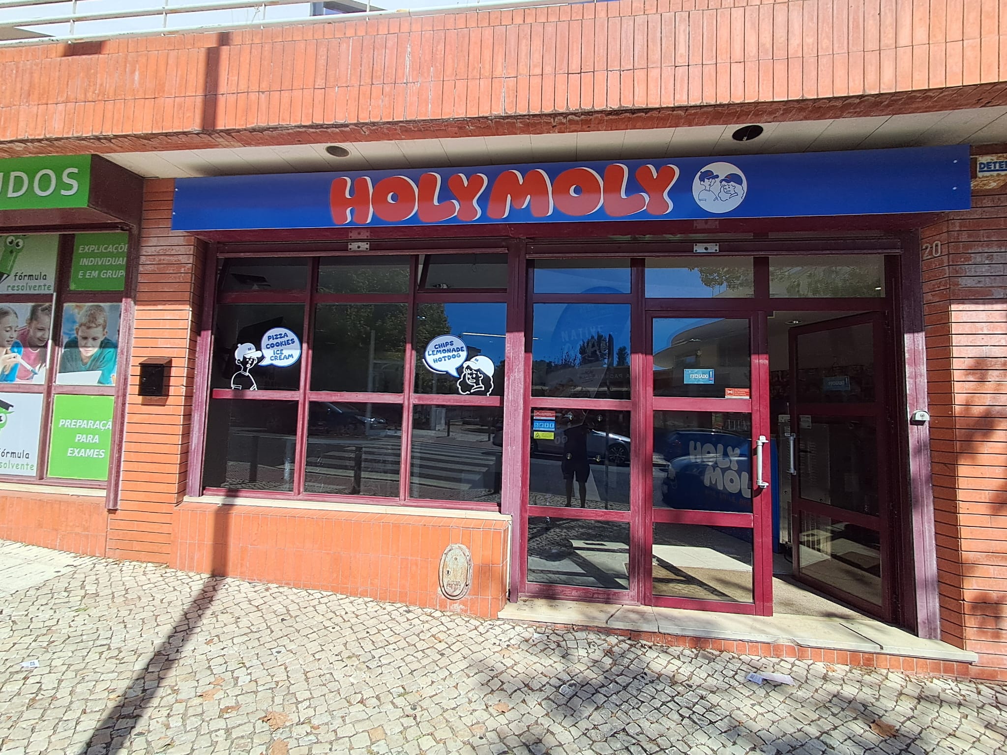 Comunicação exterior da fachada Holy Moly