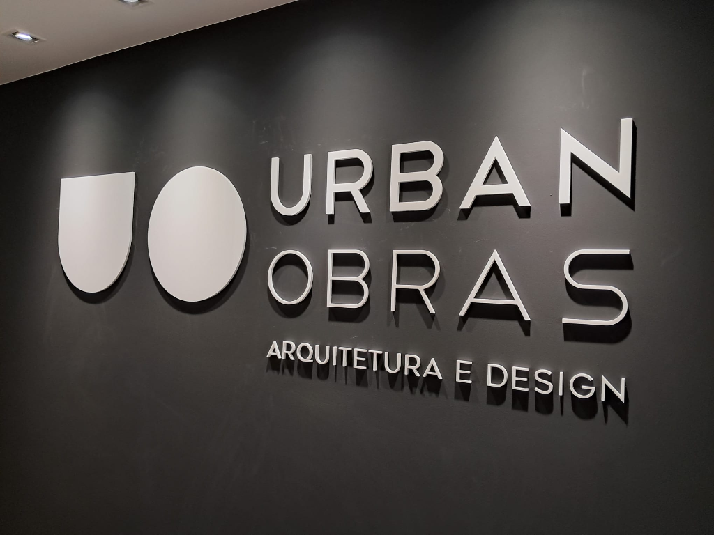 Letras e logotipo 3D Urban Obras aplicados em parede